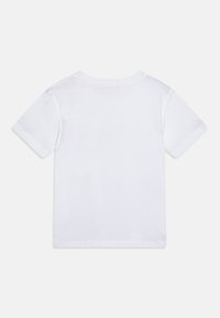 T-shirt bianca in cotone, maniche corte, collo rotondo, texture liscia, presenta un retro semplice senza grafiche o decorazioni.