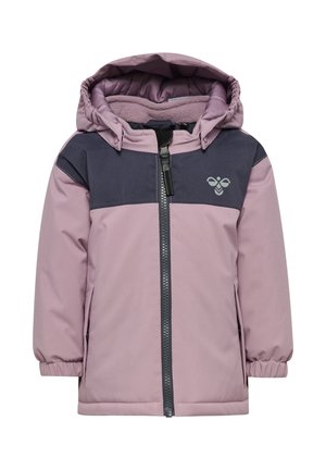 Kinder-Winterjacke in Malve mit Kapuze, schwarzen Schultern, Frontreißverschluss, elastischen Bündchen und kleinem Bienen-Logo auf der Brust.