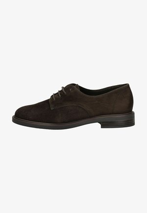Scarpa da uomo in suede marrone con punta arrotondata, design con lacci e tacco in gomma basso. Texture liscia e dettagli di cucitura minimi.