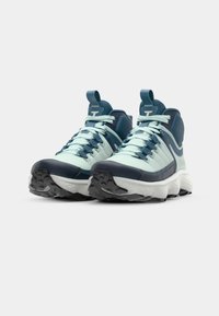 Baskets de sport bleu et vert menthe avec des superpositions en maille et synthétiques, semelles texturées et lacets contrastants ; design montants avec des languettes.
