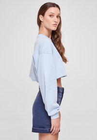 Urban Classics CROPPED FLOWER EMBROIDERY TERRY CREW - Melegítőfelső - balticblue