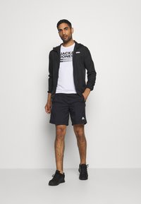 Jack & Jones Performance - JCOZ SPORT LOGO TEE 2 PACK - T-shirts med print - black/white Miniatyrbilde 1