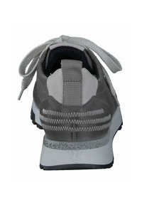 Chaussure de sport grise avec une tige en suède texturé et en tissu, fermeture à lacets, col rembourré et une semelle en caoutchouc contrastante avec un motif moucheté.