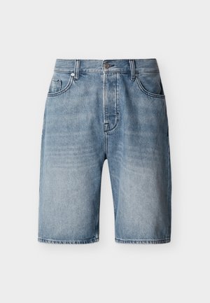 Shorts en denim bleu clair avec poches avant et poche monnaie, fermeture par bouton, et passants pour ceinture, présentés sur un fond blanc.