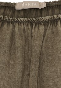 Oliven grøn linnedstof med en samlet elastiklinning. Etiket "MARTA" er broderet øverst. Glat, struktureret overflade.