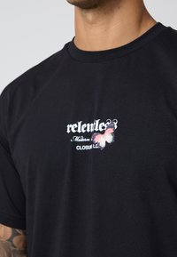 CLOSURE London RELAXED FIT RELENTLESS TEE - Print T-shirt - black