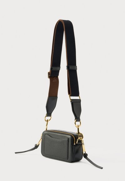 Geantă crossbody din piele, gri închis, cu fermoar auriu, curea detașabilă neagră și maro, și detaliu cu buzunar frontal. Formă dreptunghiulară.