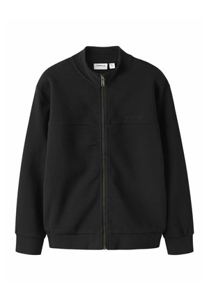Črna zip-up jakna iz teksturirane tkanine, ki ima okroglo ovratnik, rebraste manšete in preprost dizajn brez vidnih vzorcev ali dodatkov.
