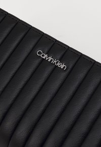 Calvin Klein LINE QUILT MEDIUM BIFOLD - Portafoglio - black