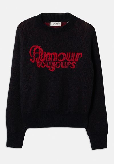 Pulover întunecat de culoare bleumarin, cu un tricotaj texturat, având inscripția cursivă roșie "rumour toujours". Guler rotund și manșete cu model cu caneluri.