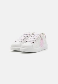 Hvite sneakers med rosa detaljer, med teksturerte snøringer, metallhull og en lett platåsåle. Utpreget logo-design på sidene.