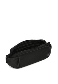 Pochette nera in nylon con chiusura a zip superiore, dotata di più scomparti interni e una finitura liscia e opaca. Angoli arrotondati e design robusto.