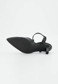 Czarny skórzany but na boku z wąskim noskiem, niskim obcasem blokowym i gładką teksturą. Zawiera pasek z małym detalem klamry.
