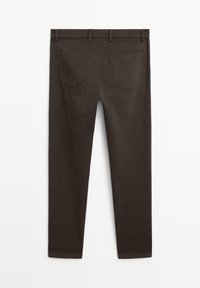 Pantaloni marroni scuri con una superficie liscia, cinque passanti per cintura e due tasche posteriori con un design classico. Taglio dritto.