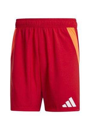 Rode sportieve shorts met een elastische tailleband, voorzien van oranje accenten aan de zijkanten en een wit Adidas-logo rechtsonder.