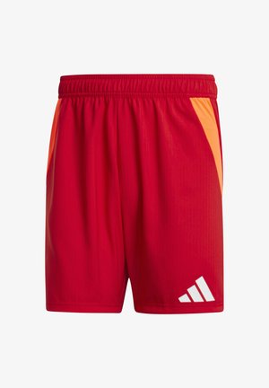 Rode sportieve shorts met een elastische tailleband, voorzien van oranje accenten aan de zijkanten en een wit Adidas-logo rechtsonder.