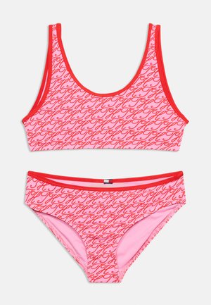 Ροζ και κόκκινο γυναικείο μαγιό δύο τεμαχίων με επαναλαμβανόμενο μοτίβο λογότυπου "TH" σε καλλιγραφικά γράμματα και κόκκινο περίγραμμα στο πάνω και κάτω μέρος.