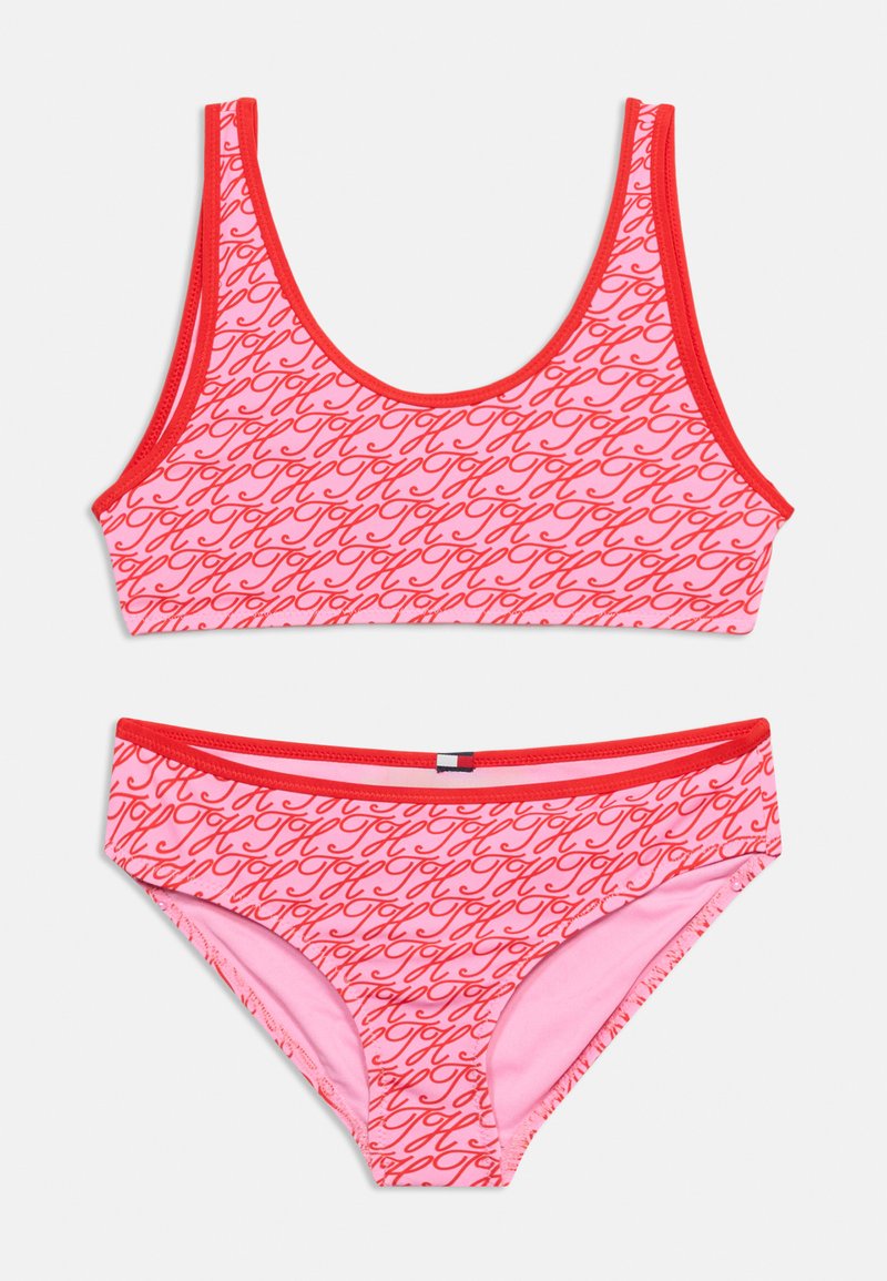 Ροζ και κόκκινο γυναικείο μαγιό δύο τεμαχίων με επαναλαμβανόμενο μοτίβο λογότυπου "TH" σε καλλιγραφικά γράμματα και κόκκινο περίγραμμα στο πάνω και κάτω μέρος.