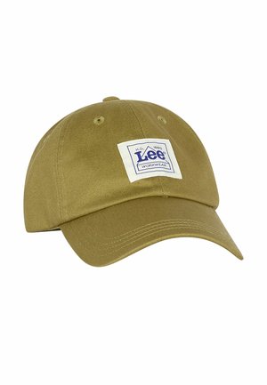 Oliwkowa czapka bejsbolowa z białą prostokątną naszywką z napisem "Lee Workwear" niebieskim tekstem z przodu.