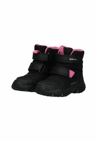 Sorte ankelstøvler med pink detaljer, der har to justerbare Velcro-stropper, tekstureret gummisål og en polstret krave for komfort.