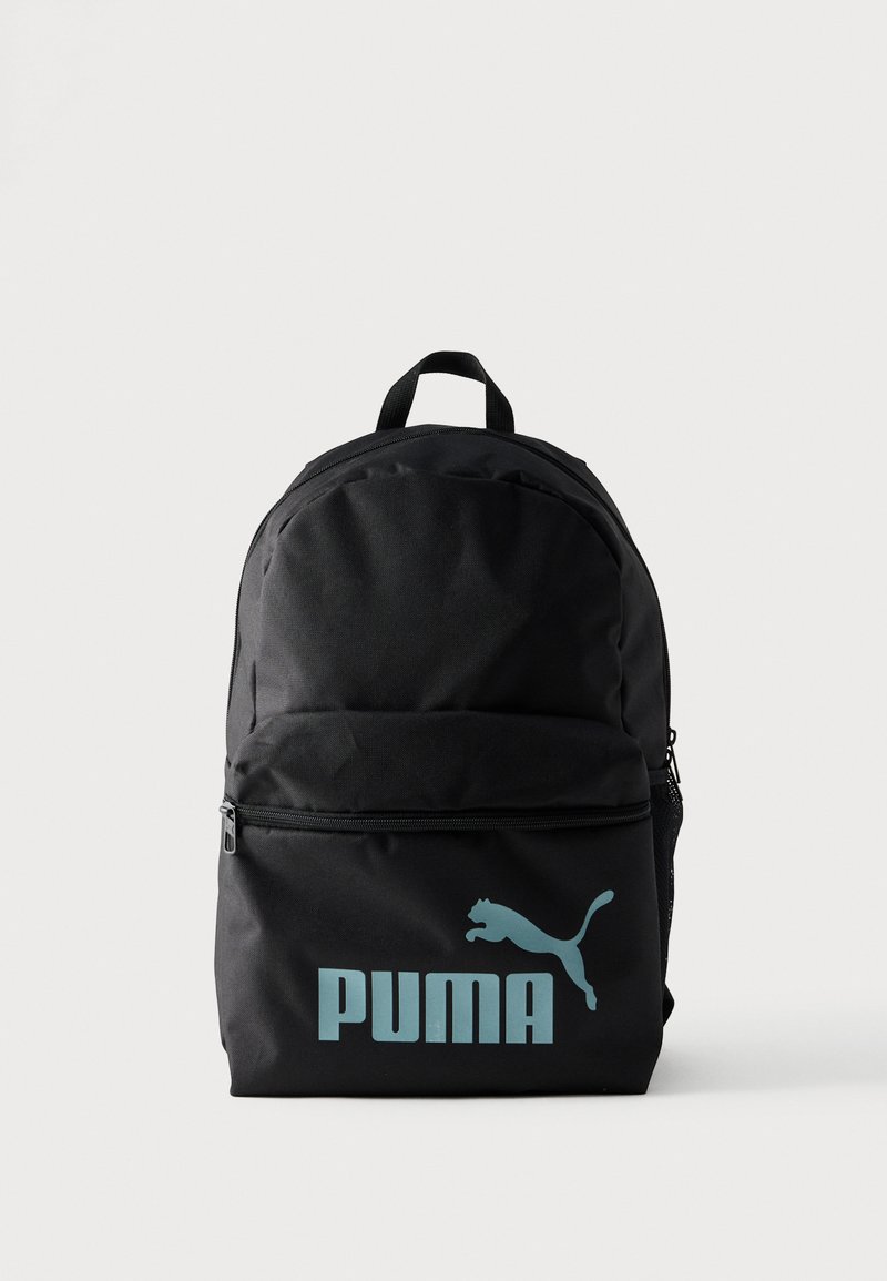 Μαύρο σακίδιο με λεία υφή, που διαθέτει μεγάλο φωτεινό γαλάζιο λογότυπο Puma στο μπροστινό μέρος, κύριο διαμέρισμα με φερμουάρ και χειρολαβή στην κορυφή.