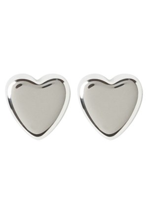 Deux objets métalliques en forme de cœur argentés brillants avec des surfaces lisses sur un fond blanc.