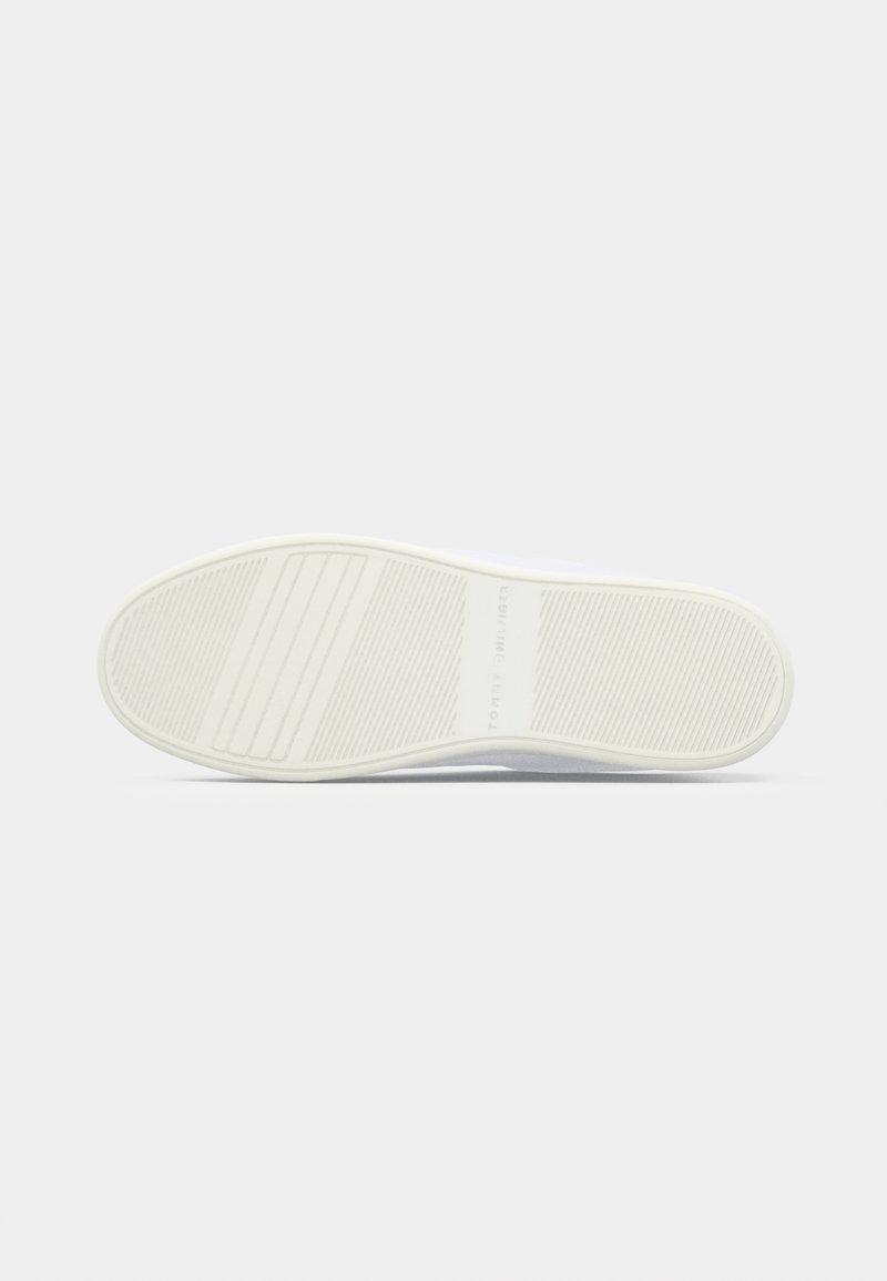 Weiße Sneaker-Sohle mit strukturierten Rillen und Erhebungen für besseren Halt. Verfügt über eine Markenkennzeichnung in der Nähe der Ferse. Glattes Gummi-Material.