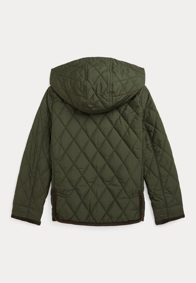 Casaco acolchoado verde com capuz, apresentando padrões de diamante e acabamento castanho ao longo da bainha e das mangas; o tecido parece suave e isolante.