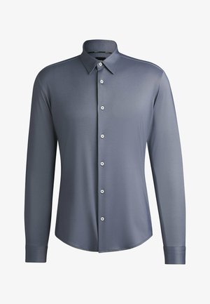 Camisa de manga larga abotonada en tejido gris oscuro, que presenta un cuello clásico, botones al frente y una textura lisa, ligeramente brillante.