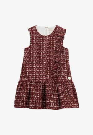 Robe bordeaux à volants en tissu tweed texturé avec une jupe évasée et un accent en forme de cœur doré sur l'ourlet. Dotée d'une fermeture éclair au dos.