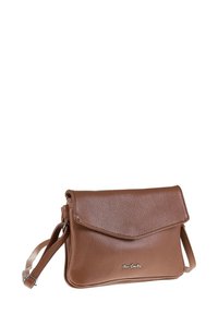 Borsa a tracolla in pelle marrone con texture, chiusura a patta, tracolla regolabile e piccolo logo sulla parte anteriore. Design compatto.