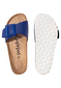Sandalo blu flip-flop con una grande fibbia. Morbido plantare marrone e suola in gomma bianca testurizzata. Logo stampato sulla soletta.