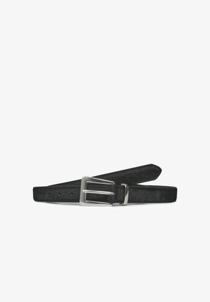Schwarzer Leder-Gürtel mit strukturierten Oberflächen. Verfügt über eine silberne Metallschnalle und mehrere Löcher zur Anpassung. Die Enden laufen spitz zu.
