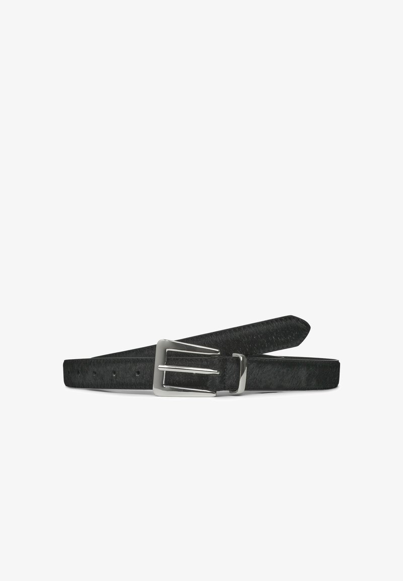 Schwarzer Leder-Gürtel mit strukturierten Oberflächen. Verfügt über eine silberne Metallschnalle und mehrere Löcher zur Anpassung. Die Enden laufen spitz zu.