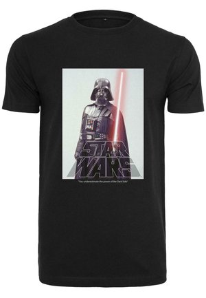 Sort T-shirt med et grafisk motiv af en skikkelse i en maske med et lyssværd, "STAR WARS" tekst, og et citat nedenfor i hvid skrift.