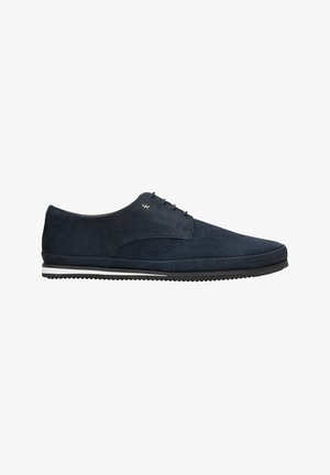 Navyblaue Wildlederschuhe mit einem Mesh-Design an der Vorderseite, runder Zehenform und einer weißen Gummisohle mit strukturiertem Muster für besseren Halt.