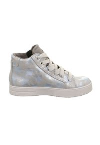 Hochschnitt-Sneaker in Silber mit einer glänzenden, sternmusterierten Oberseite, weißer Gummisohle und Schnürverschluss. Weiche Innenauskleidung.