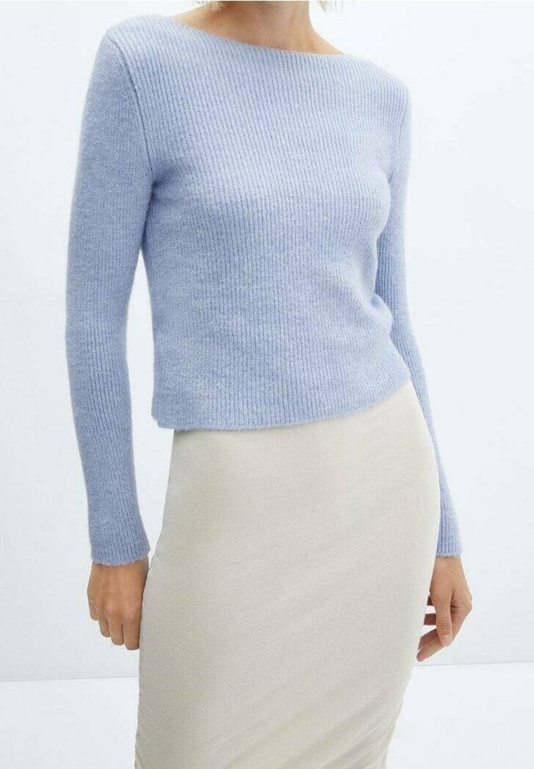 Lichtblauwe geribbelde trui met lange mouwen en een boothals, gemaakt van een zacht materiaal, gecombineerd met een nauwsluitende beige rok.