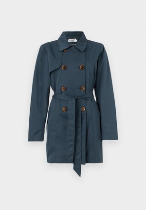 Trench coat doppiopetto blu navy con bottoni marroni, cintura annodata in vita, maniche lunghe e colletto classico.