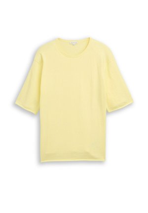 Weiches, gelbes Baumwoll-T-Shirt mit kurzen Ärmeln und Rundhalsausschnitt, flach auf weißem Hintergrund präsentiert.