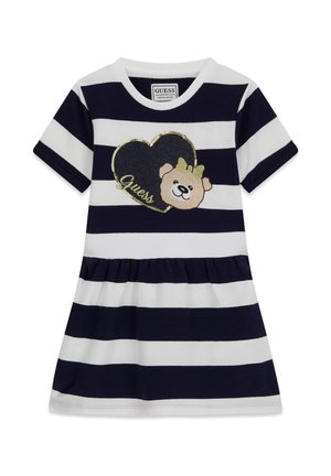 Kinderkleid in Marineblau und Weiß mit Streifen, kurzen Ärmeln, einem gerafften Taillenbund und einem schwarzen Herzpatch mit einem Bärengesicht und dem Schriftzug „Guess“.