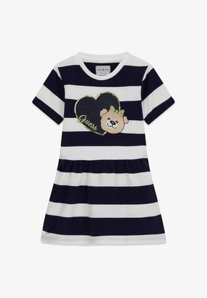 Vestito per bambini a righe blu navy e bianco, maniche corte, vita arricciata e una toppa nera a forma di cuore con un volto di orso e scritta "Guess".