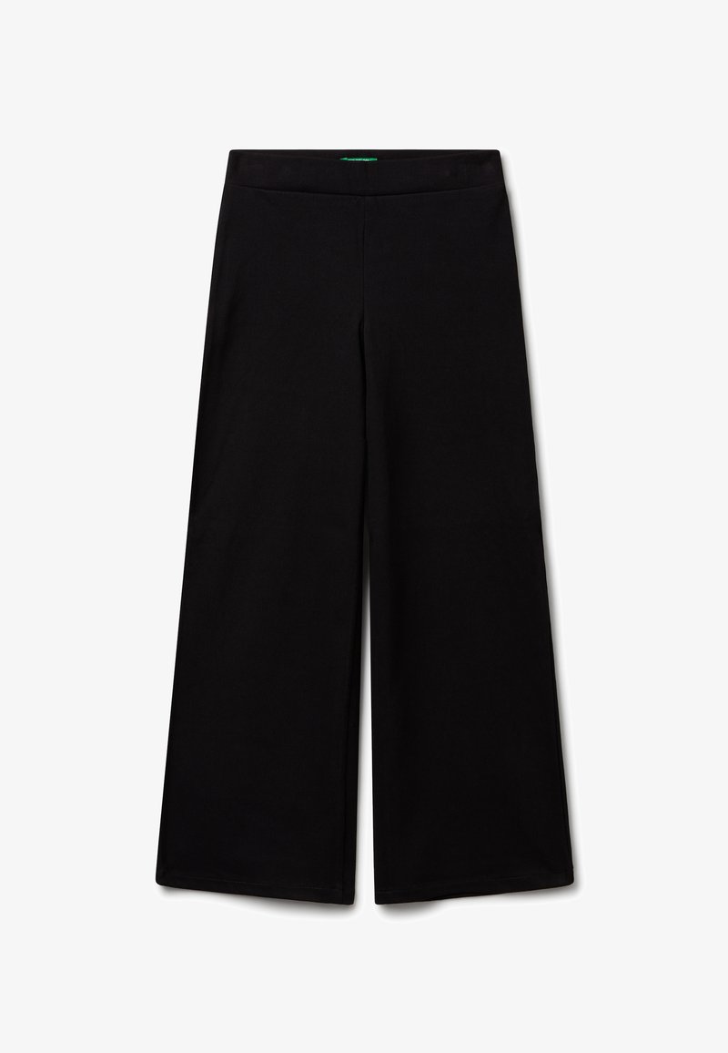 Czarne spodnie o szerokich nogawkach z wysokim stanem, bez widocznych kieszeni i zapięć, wyeksponowane na białym tle.