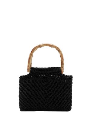 Sac à main tissé noir avec un motif chevron texturé et une poignée en bambou incurvée.