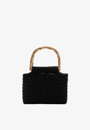 Sac à main tissé noir avec un motif chevron texturé et une poignée en bambou incurvée.