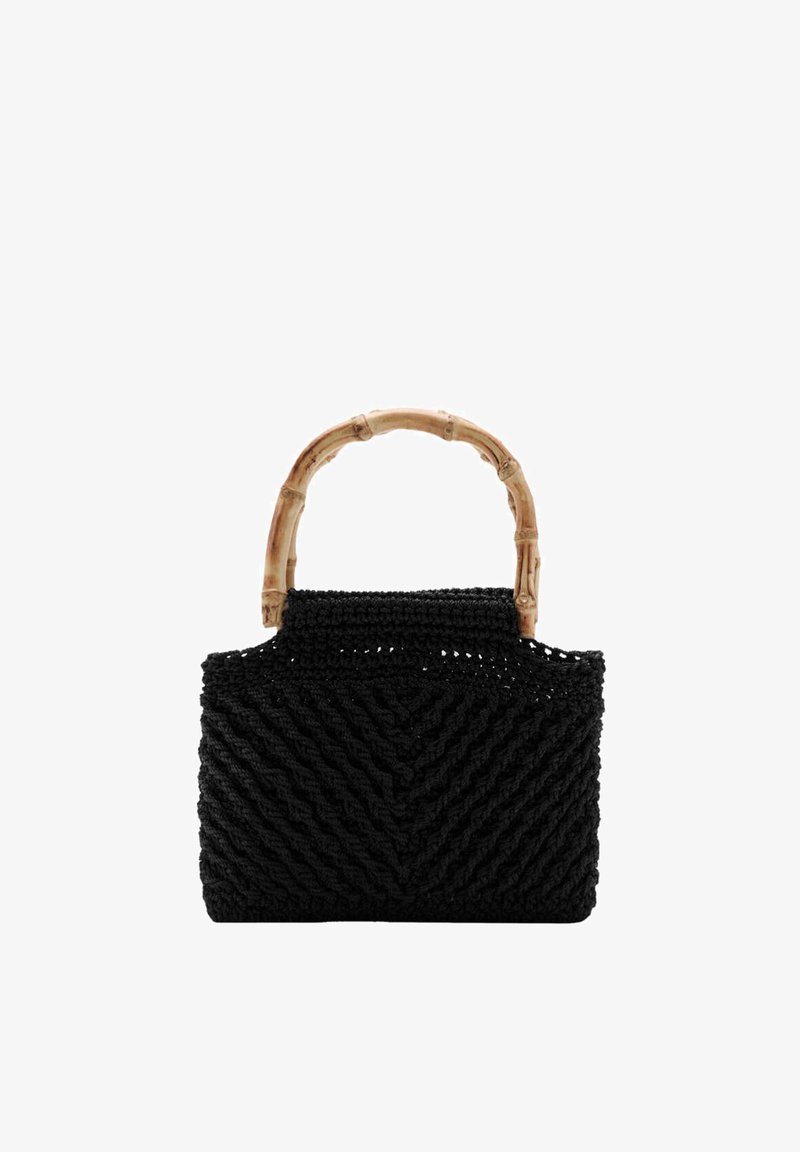 Sac à main tissé noir avec un motif chevron texturé et une poignée en bambou incurvée.