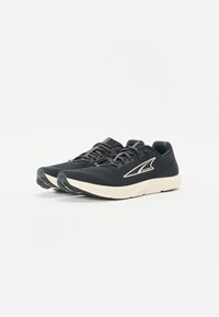 Baskets de course en mesh noir avec un design léger, une tige texturée, des accents de logo blancs et une semelle crème contrastante.