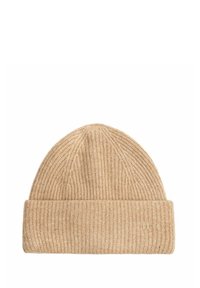 Dziana czapka beanie w kolorze beżowym, z prążkowaną strukturą, z zawiniętym mankietem i małym logo z boku. Miły w dotyku, ciepły materiał.