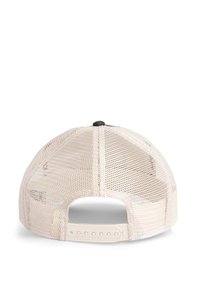 Chapeau en mesh beige avec une sangle ajustable en plastique. Le panneau arrière présente un design en mesh pour la respirabilité. Accent de bouton noir sur le dessus.