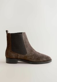 Braunes Leder-Ankle-Boot mit strukturiertem Krokodilmuster, elastischem Seitenpanel, eckiger Zehenpartie und niedrigem schwarzen Gummiabsatz.